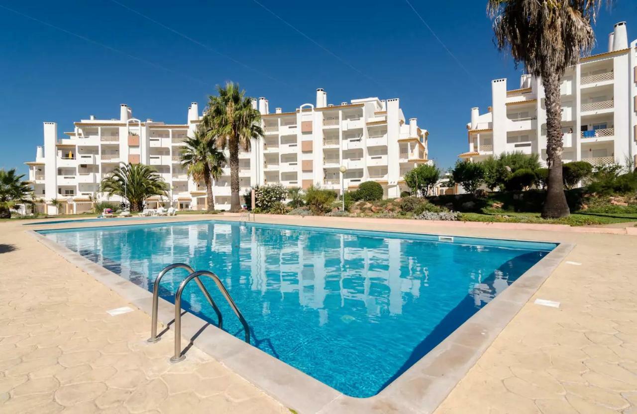 Apartment Centrally Located With Pool View